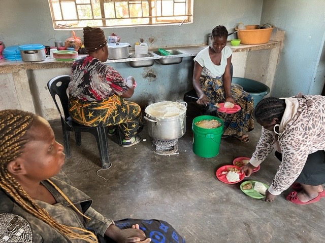 Women making N'shima for the school lunch